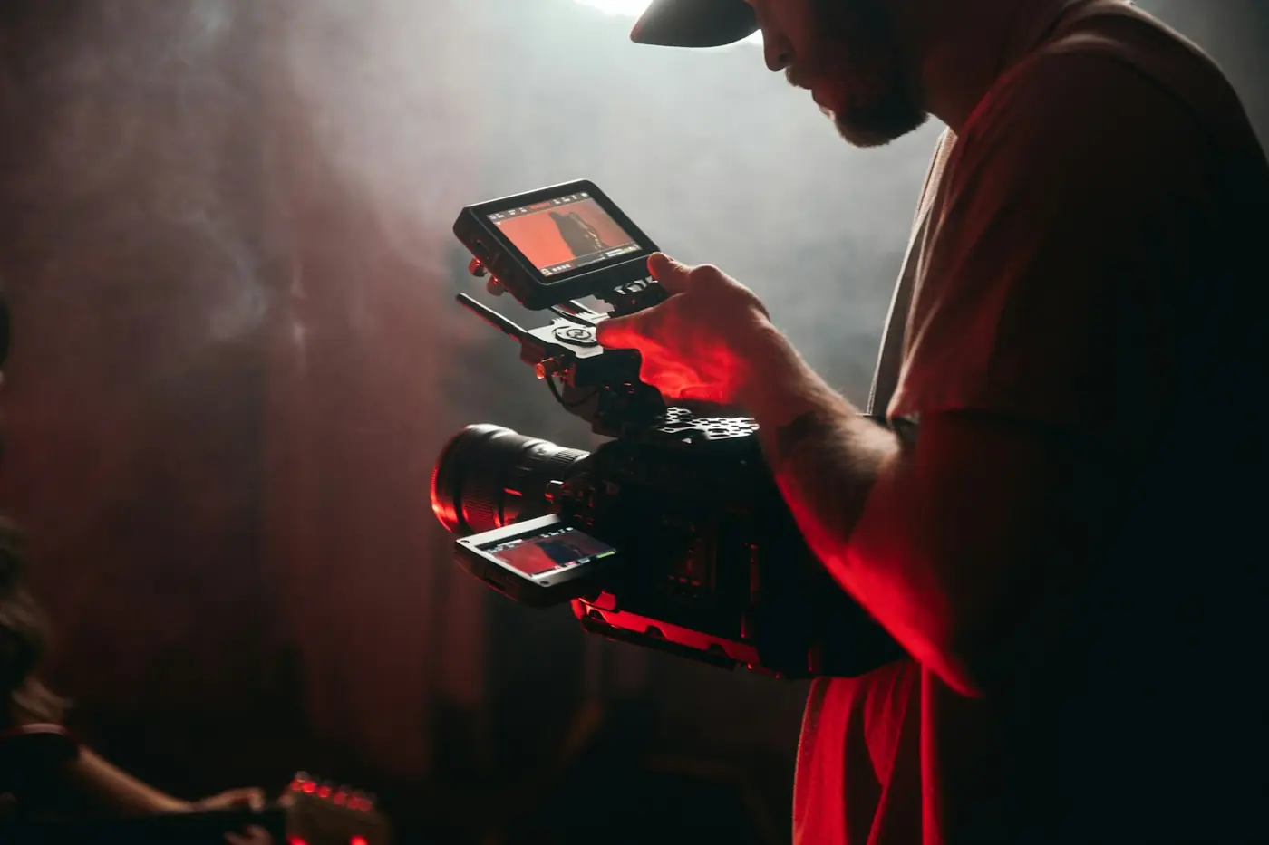 Persona grabando con una cámara de video