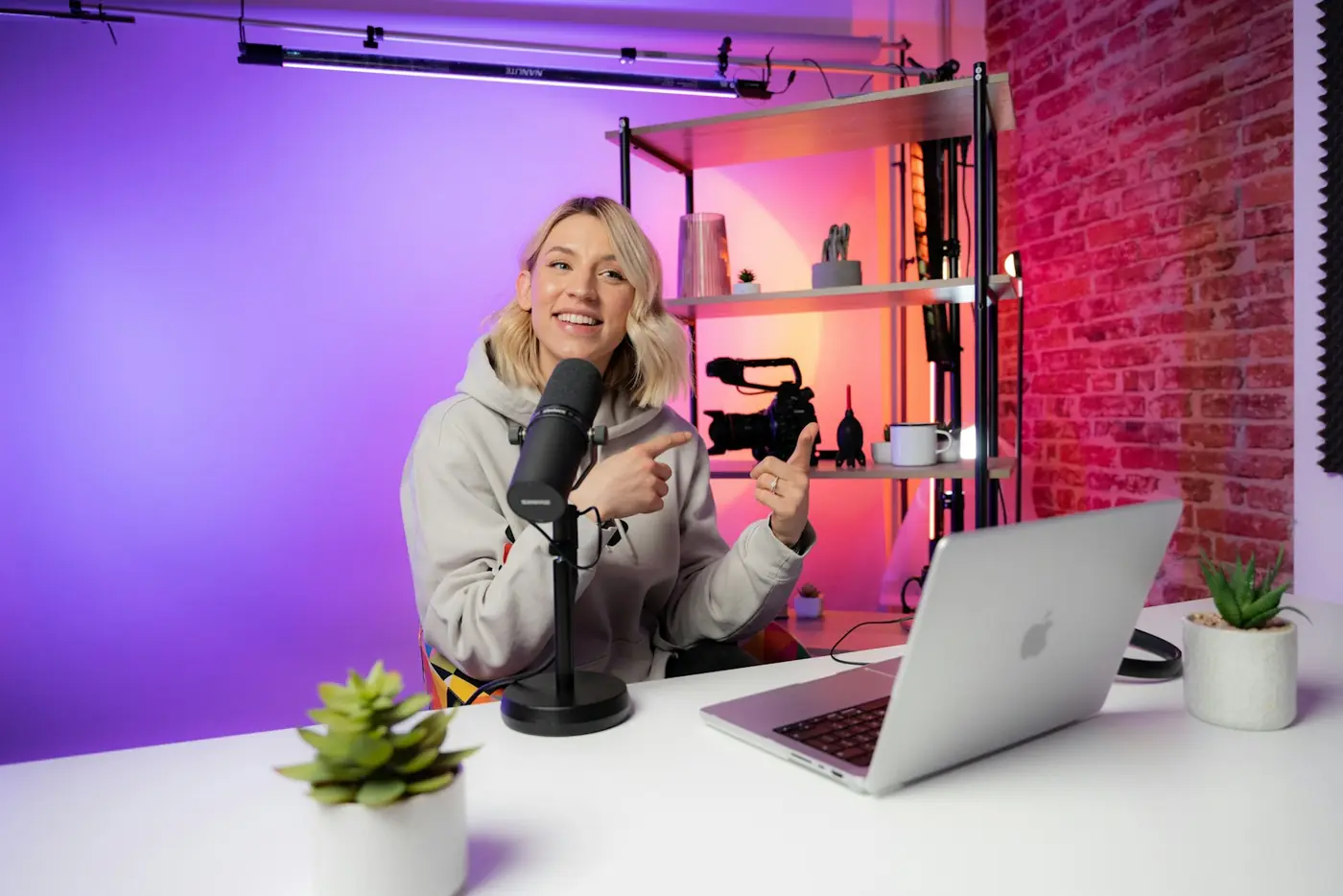 Creadora de contenido grabando en su estudio