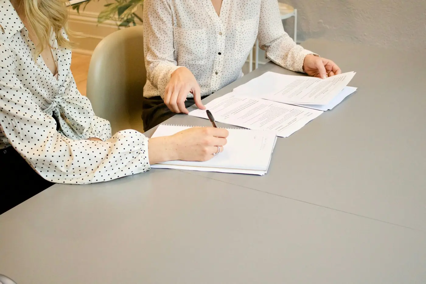 Dos personas revisando y firmando un contrato